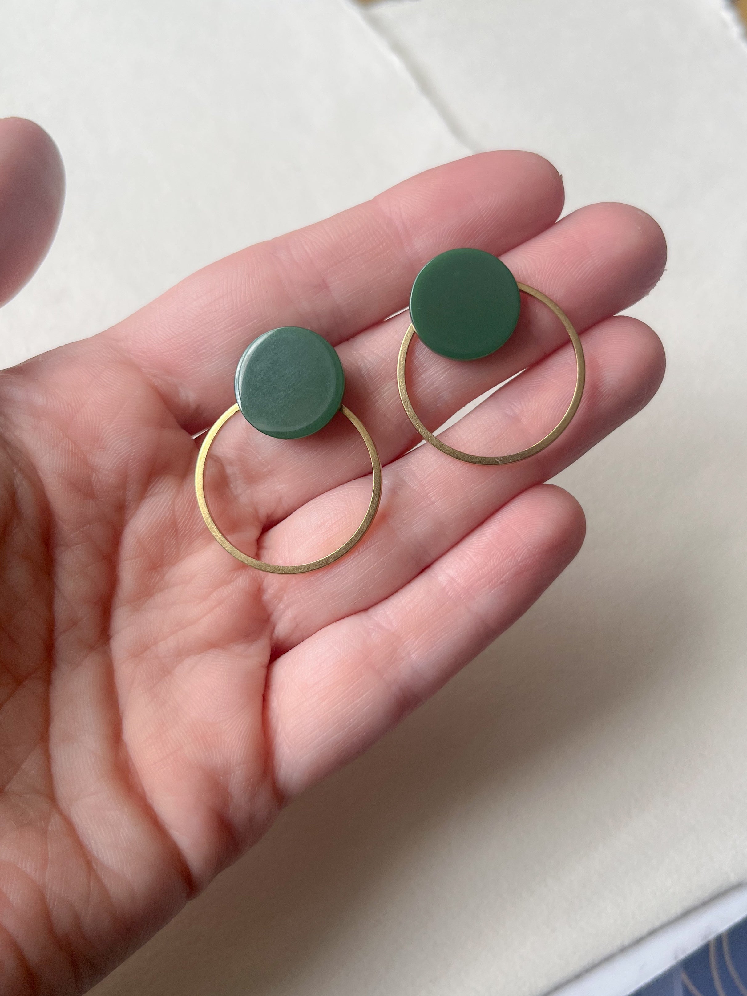 Mørkegrøn dot //cirkel messing