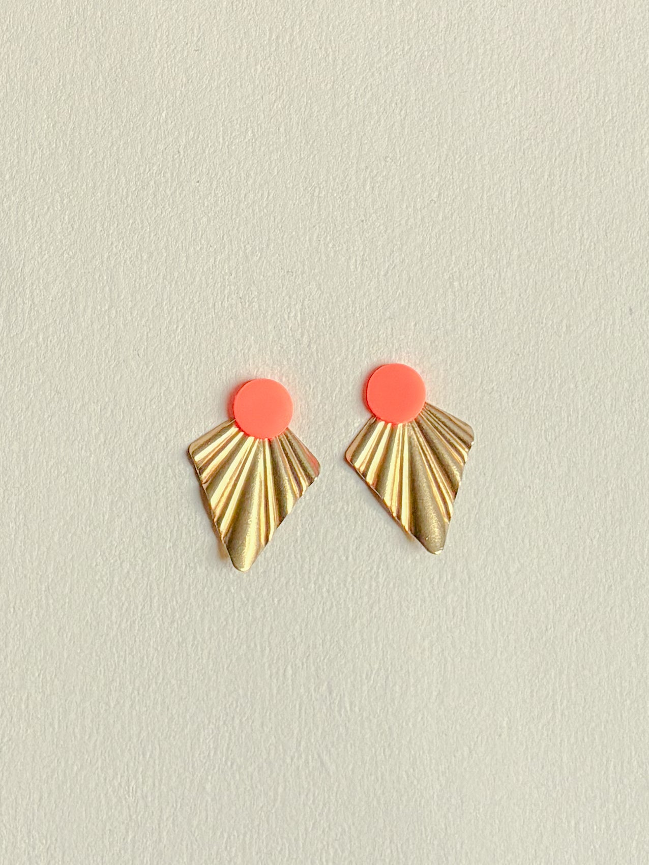 Neon orange dot // draperet