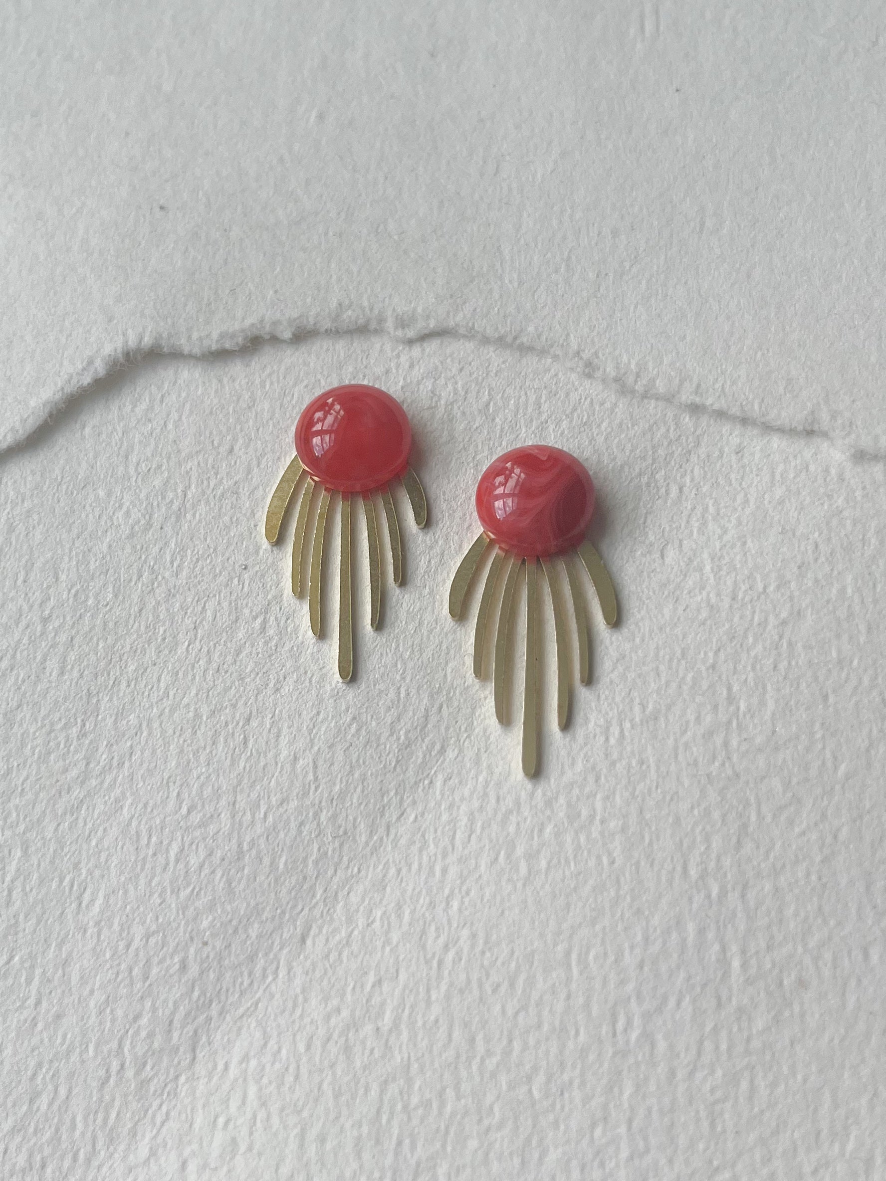 Rød dot //lang frynse messing