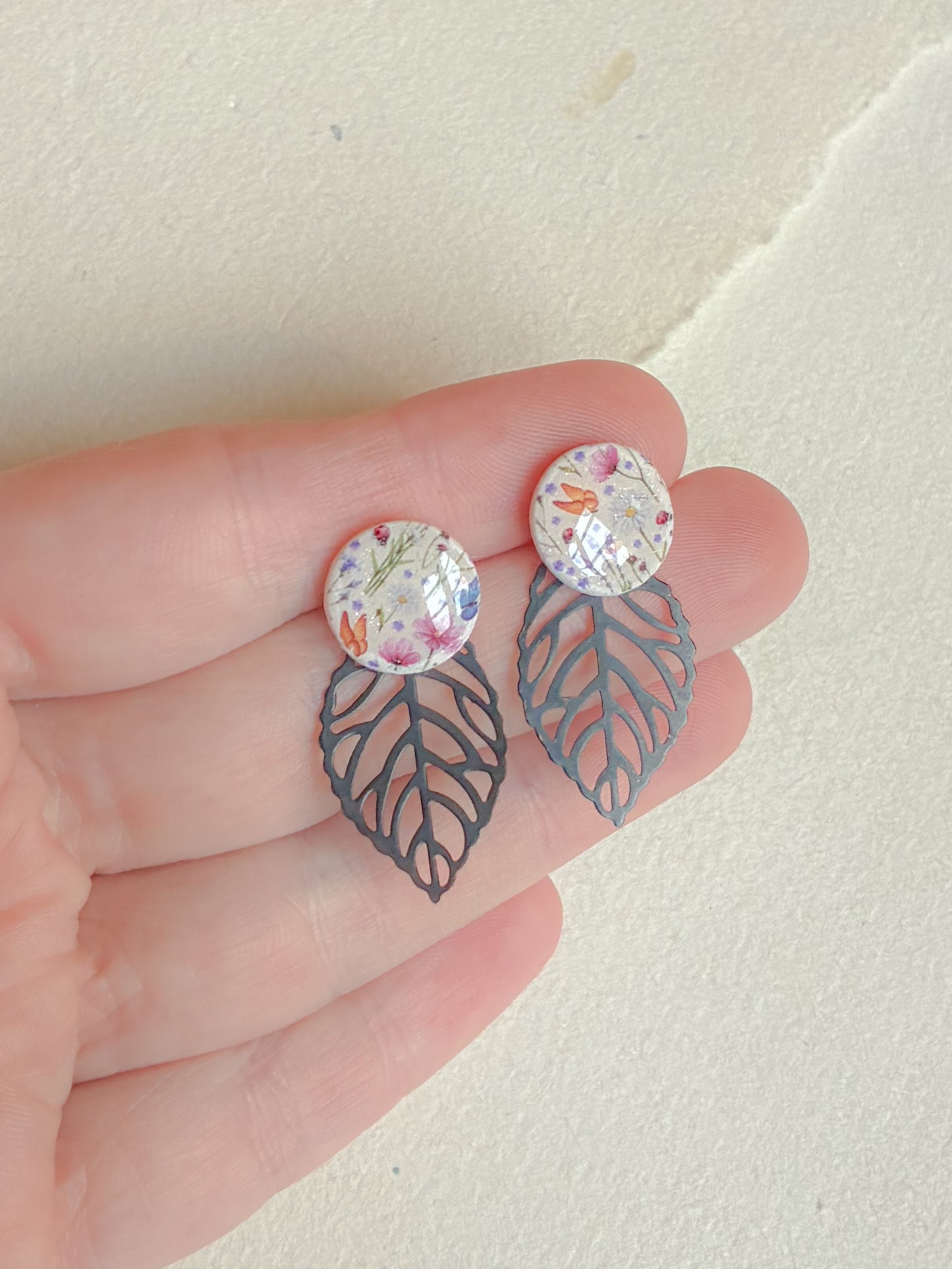 Dot m. blomster /// sort bagstykke