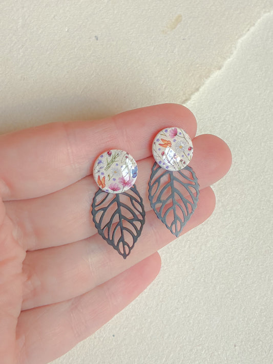 Dot m. blomster /// sort bagstykke