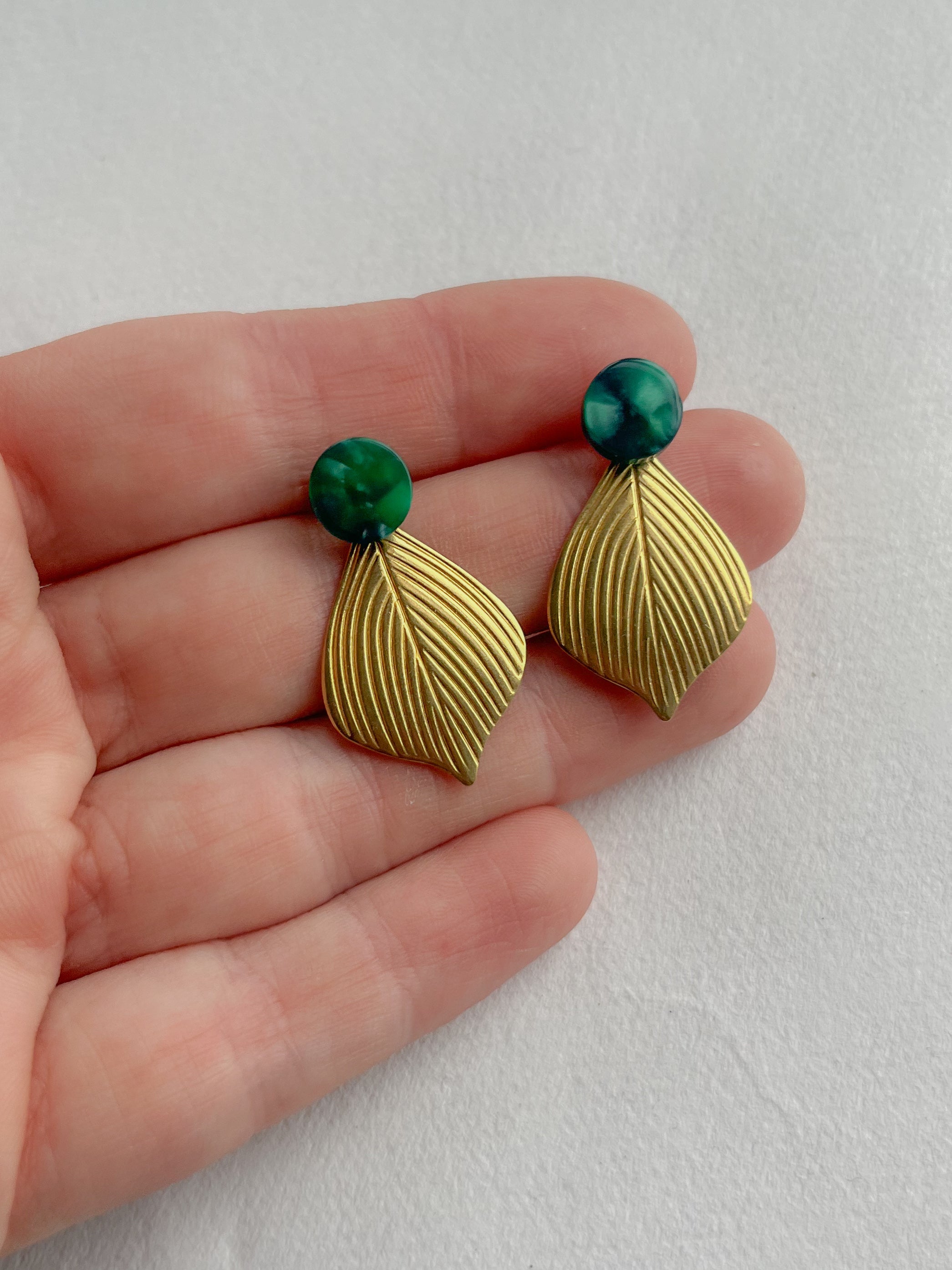 Mørk grøn dot // messing