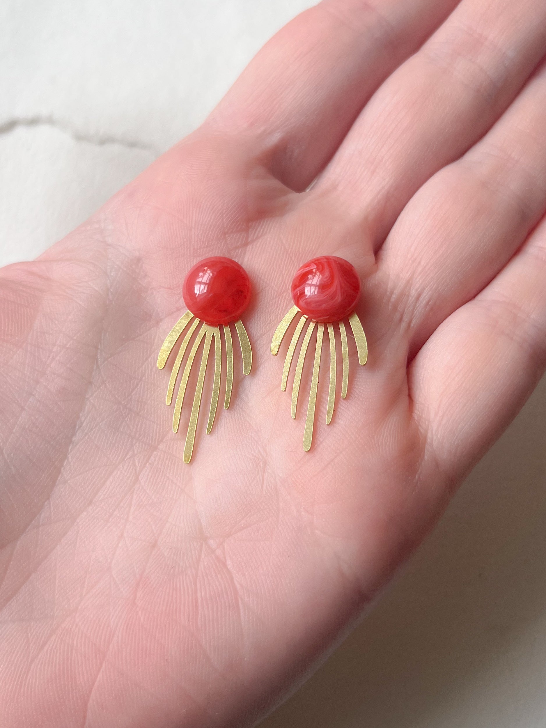 Rød dot //lang frynse messing