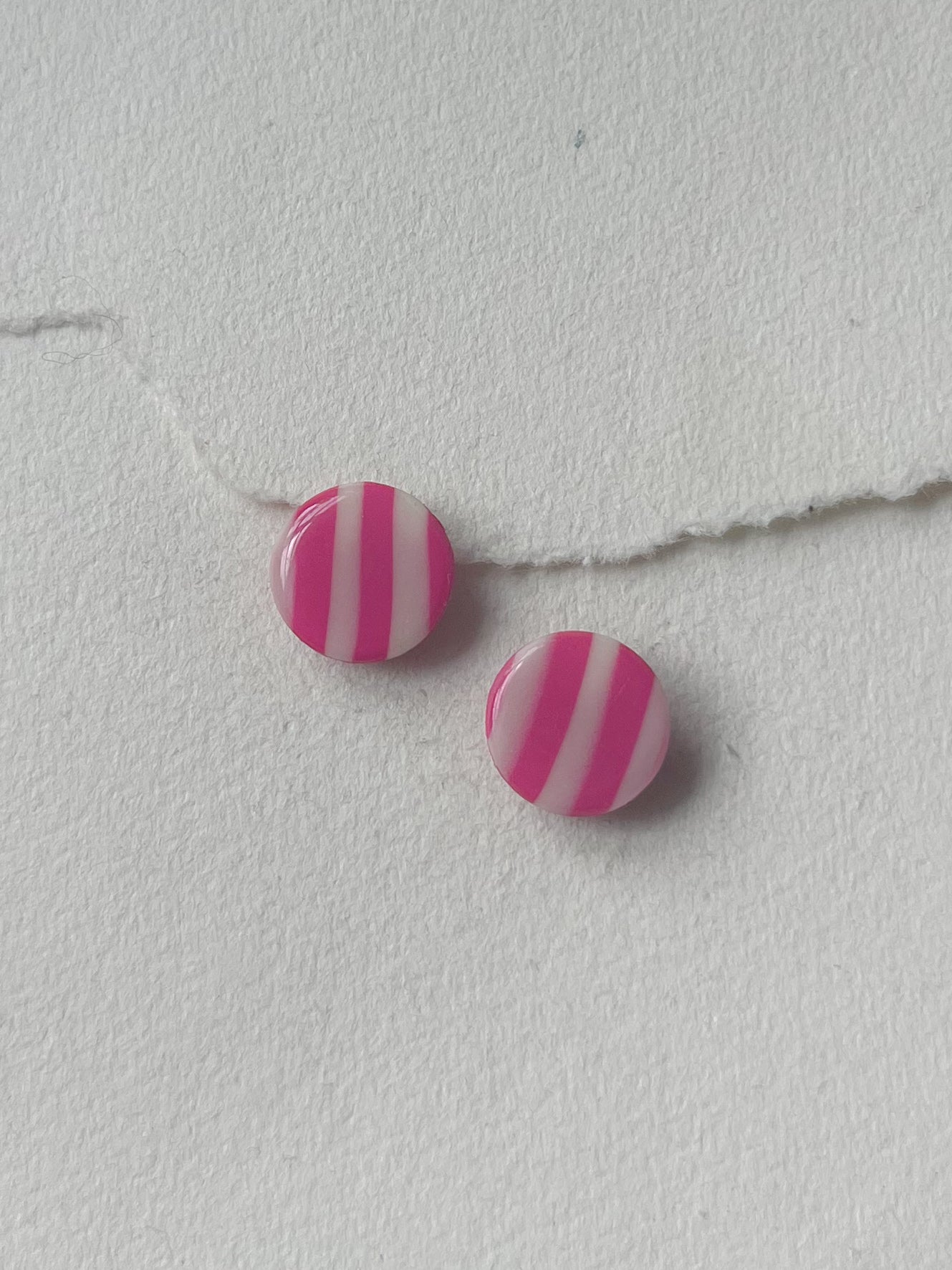 DOTS ørestikker // oversize stribet pink