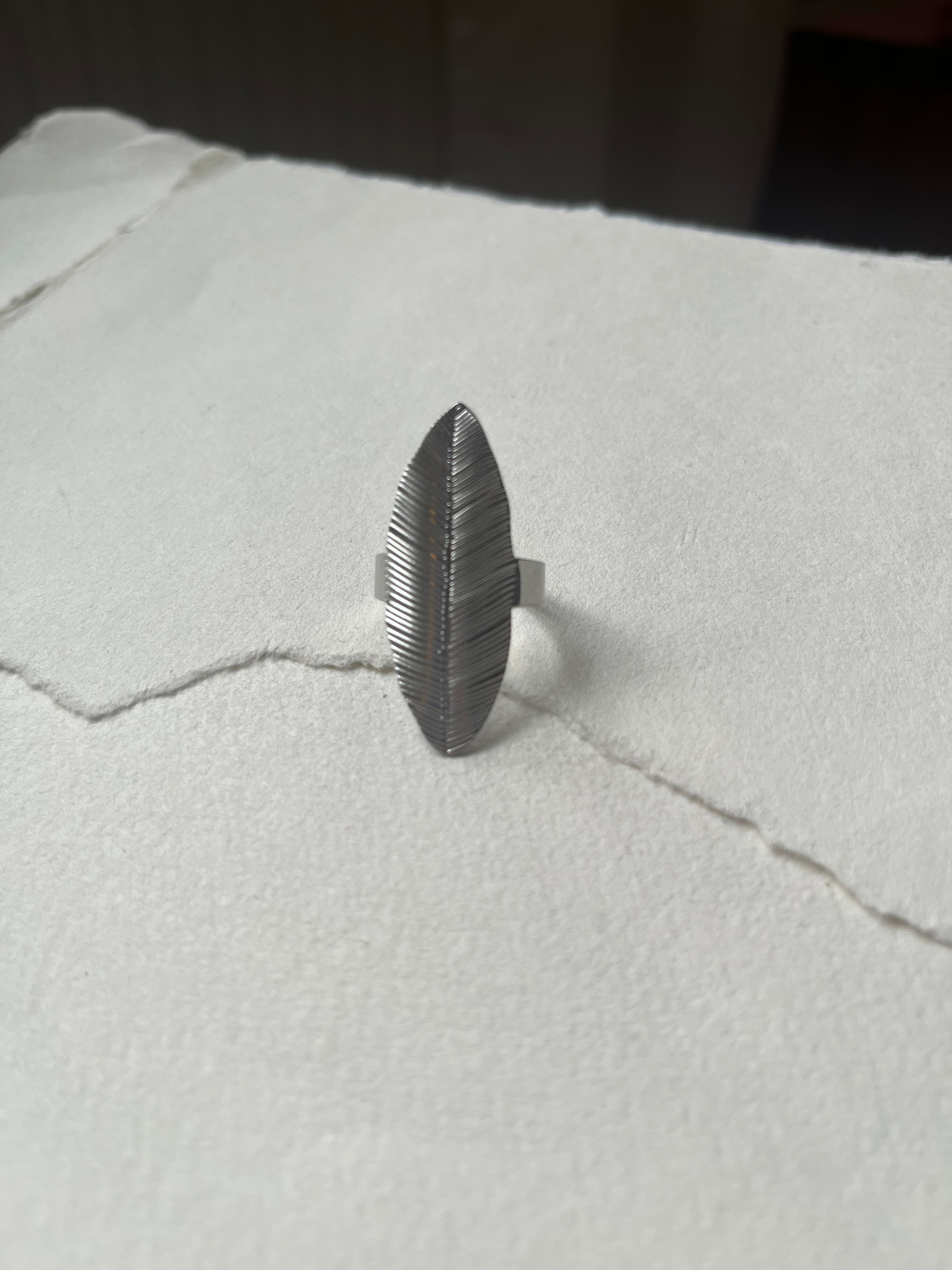 Vandfast ring // steel feather