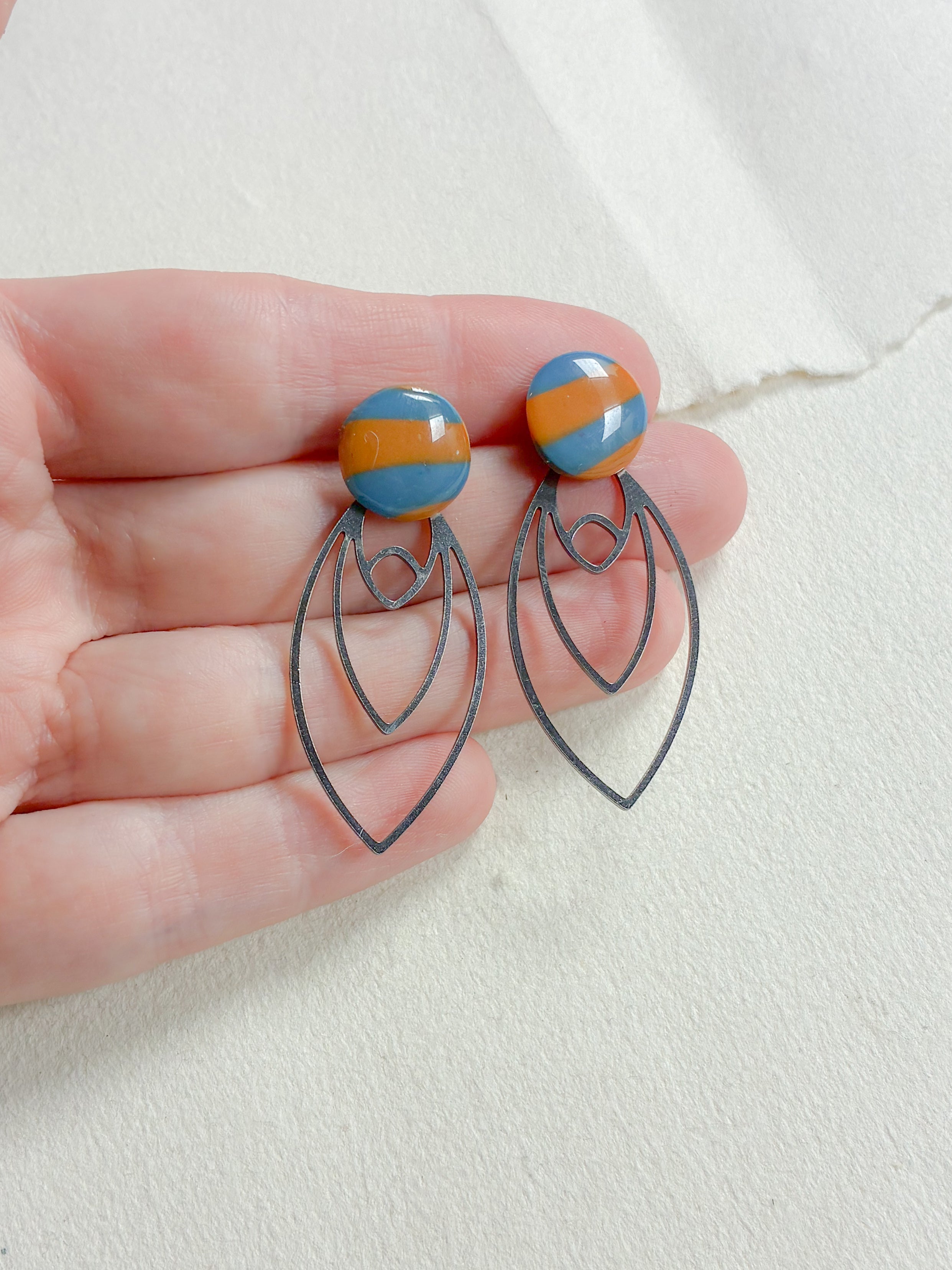 Stribet  dot /// stål bagstykke