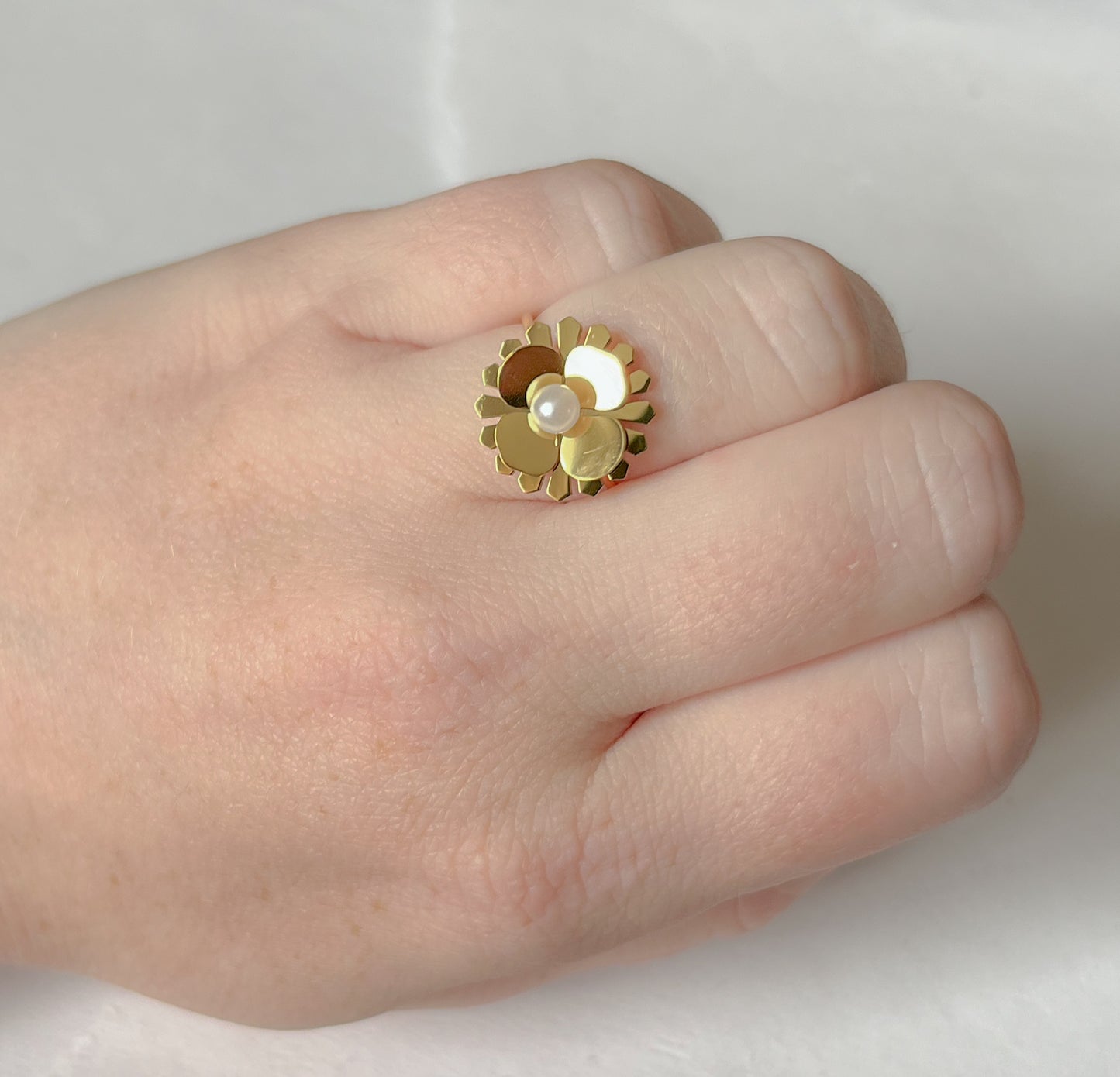 Vandfast Ring // Pearl floral