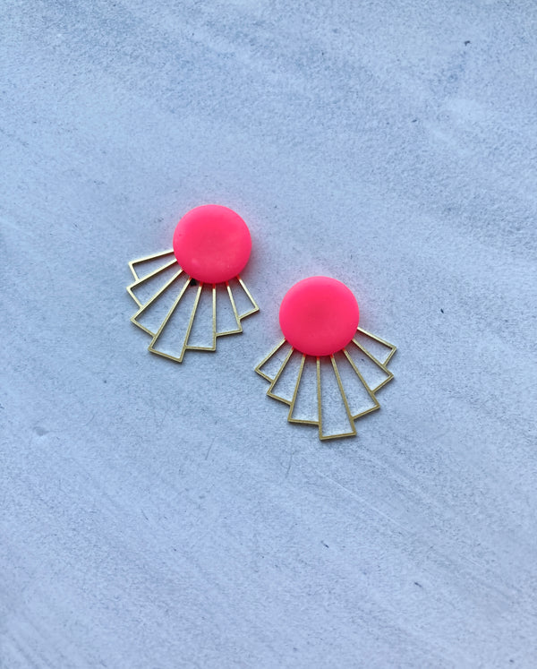 Neon pink dot med bagstykke i messing, wavey, fra Winther Design