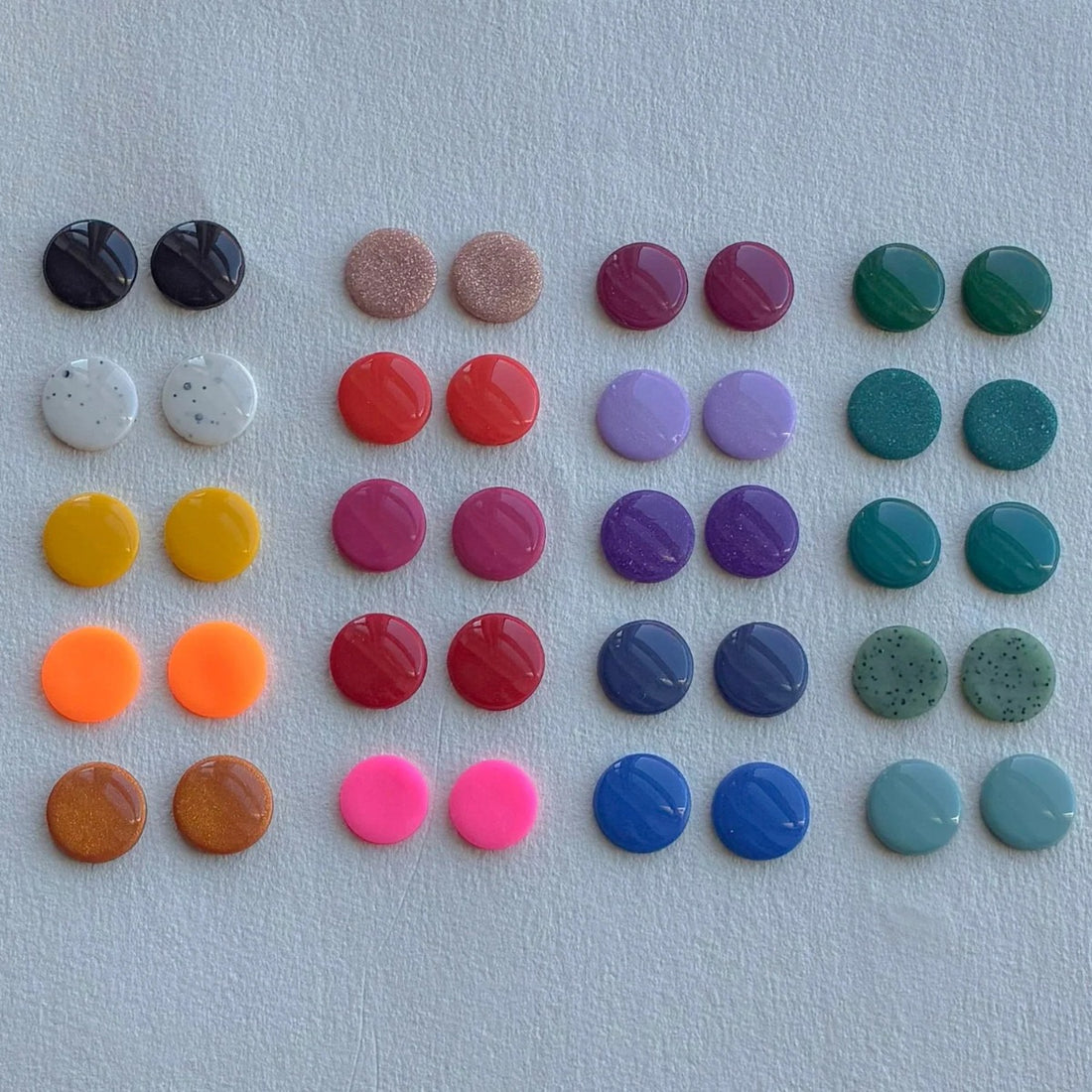 Alle farver DOTS ørestikker i akryl fra Winther Design