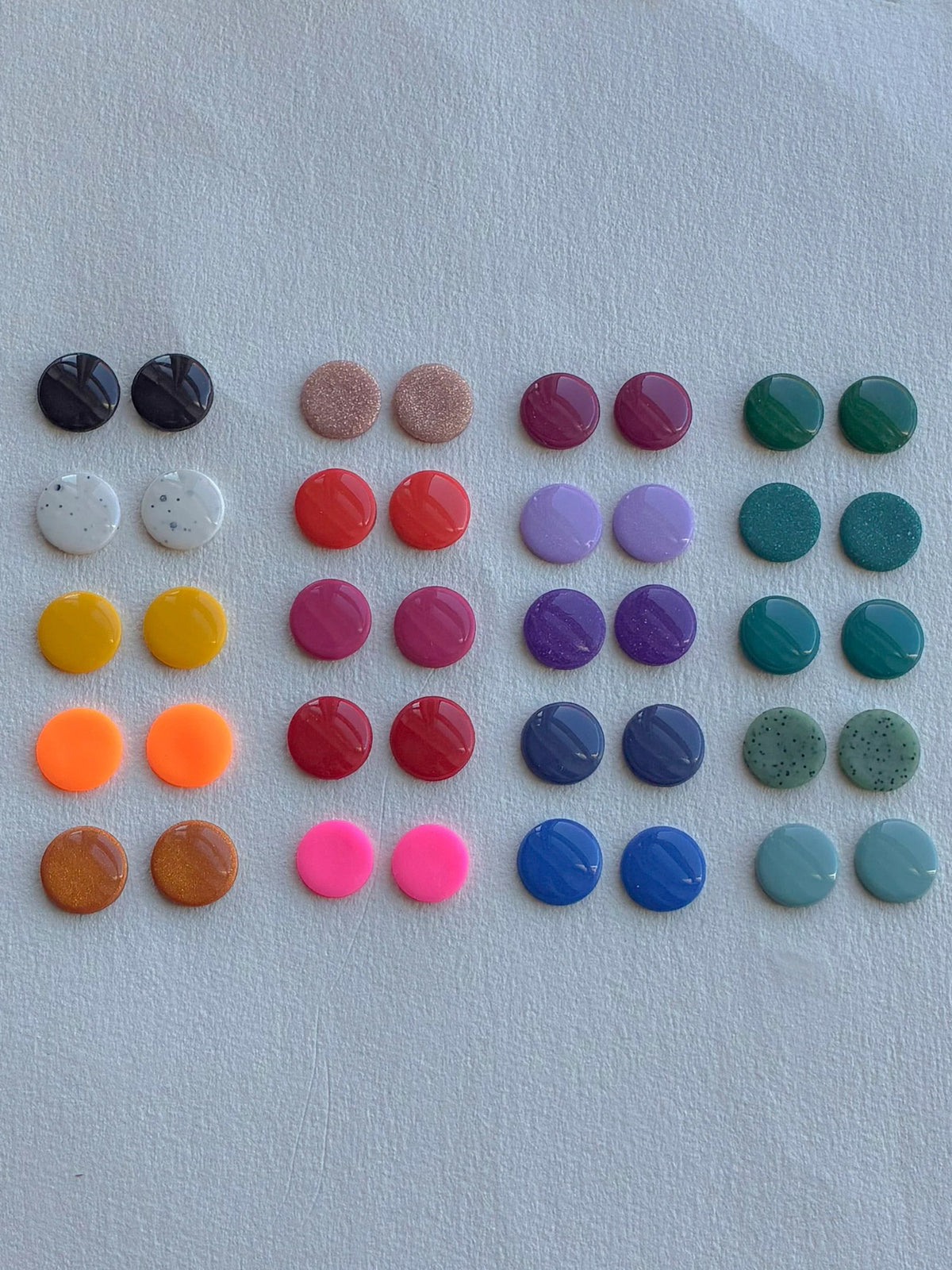 DOTS ørestikker i akryl i alle farver fra Winther Design