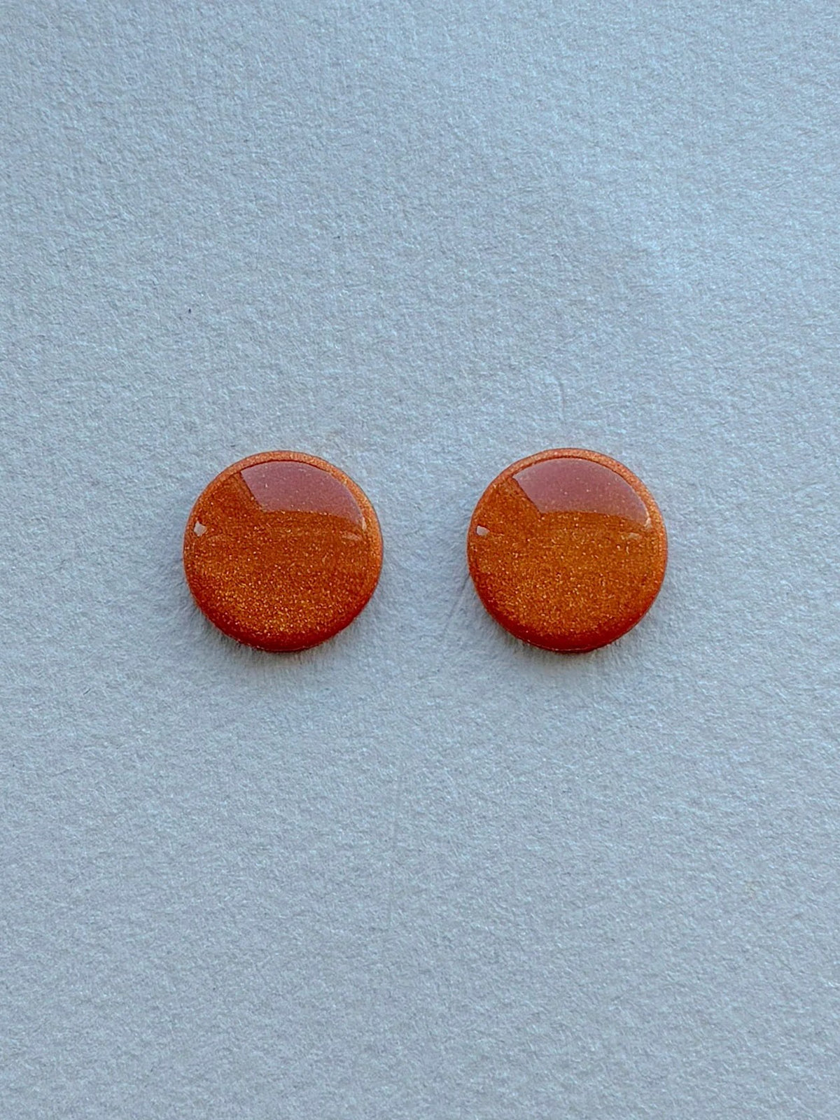 DOTS ørestikker i akryl, metallisk kobber, fra Winther Design
