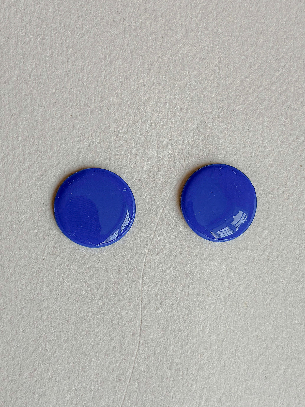 Oversize DOTS ørestikker i akryl, blå, fra Winther Design