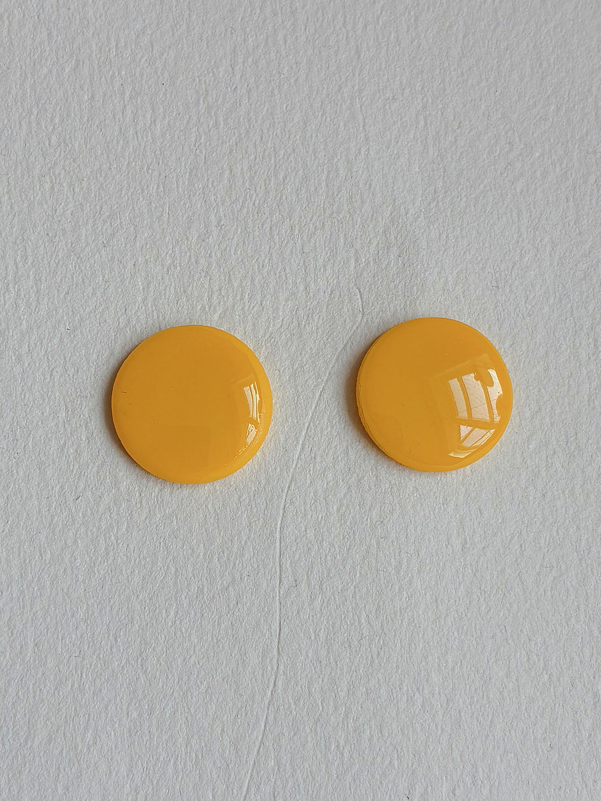 Oversize DOTS ørestikker i akryl, gul, fra Winther Design