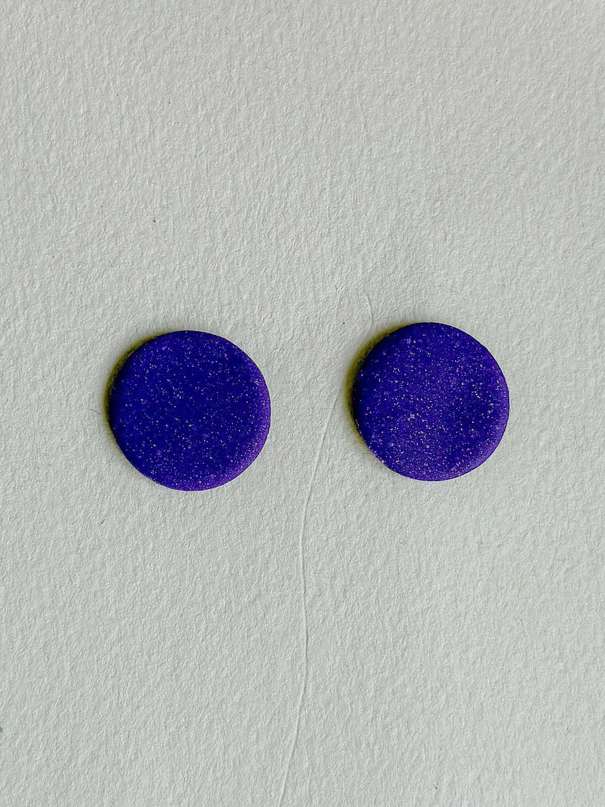 Oversize DOTS ørestikker i akryl, lilla glimmer, fra Winther Design