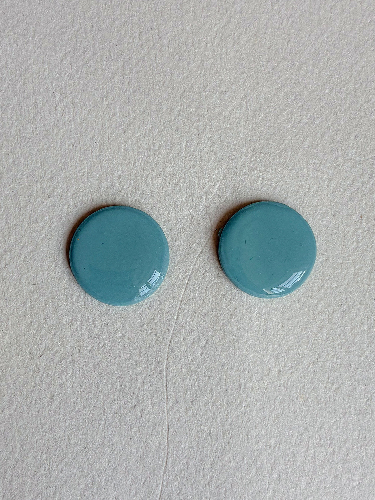 Oversize DOTS ørestikker i akryl, mint, fra Winther Design