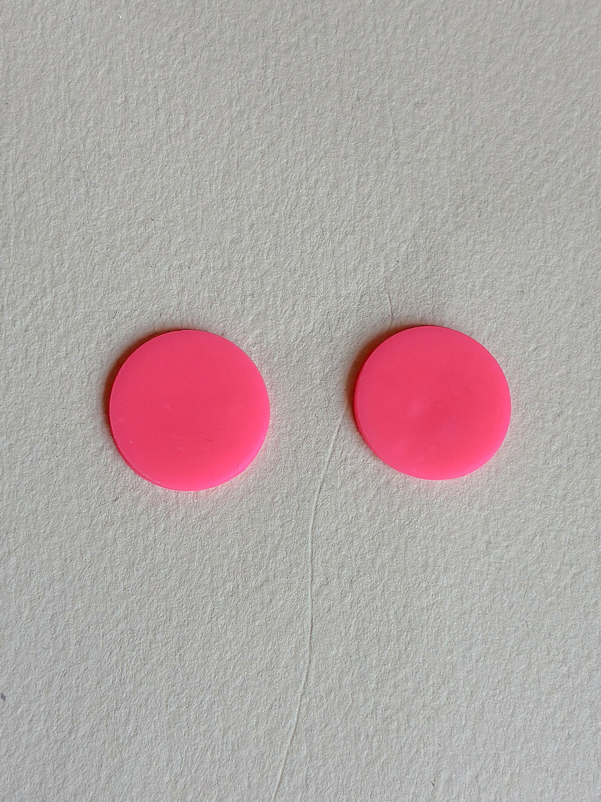 Oversize DOTS ørestikker i akryl, neon pink, fra Winther Design