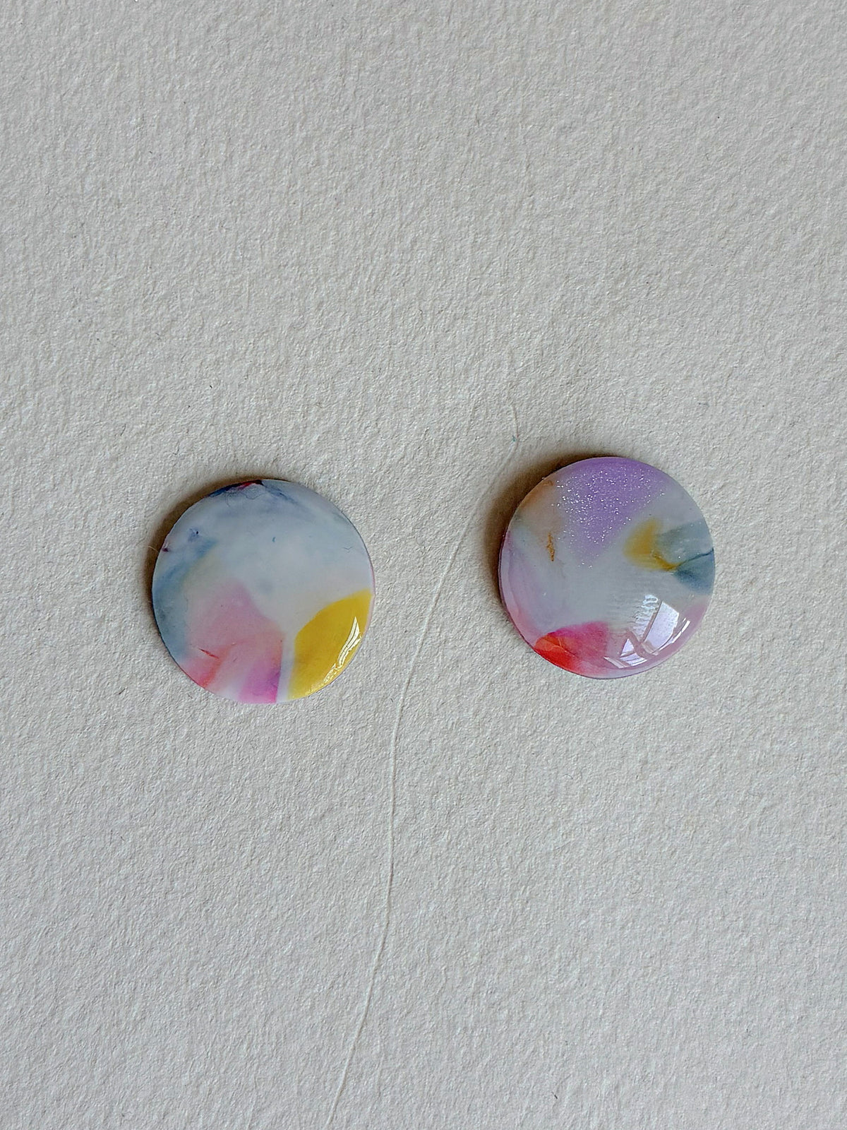 Oversize DOTS ørestikker i akryl, pastel, fra Winther Design