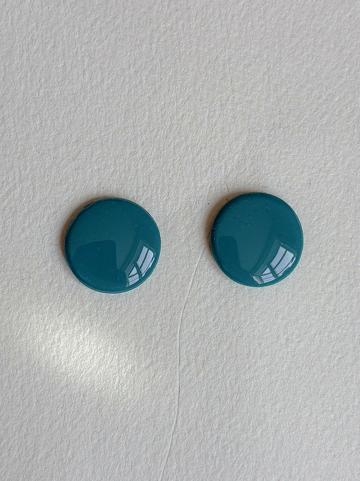 Oversize DOTS ørestikker i akryl, petroleum, fra Winther Design