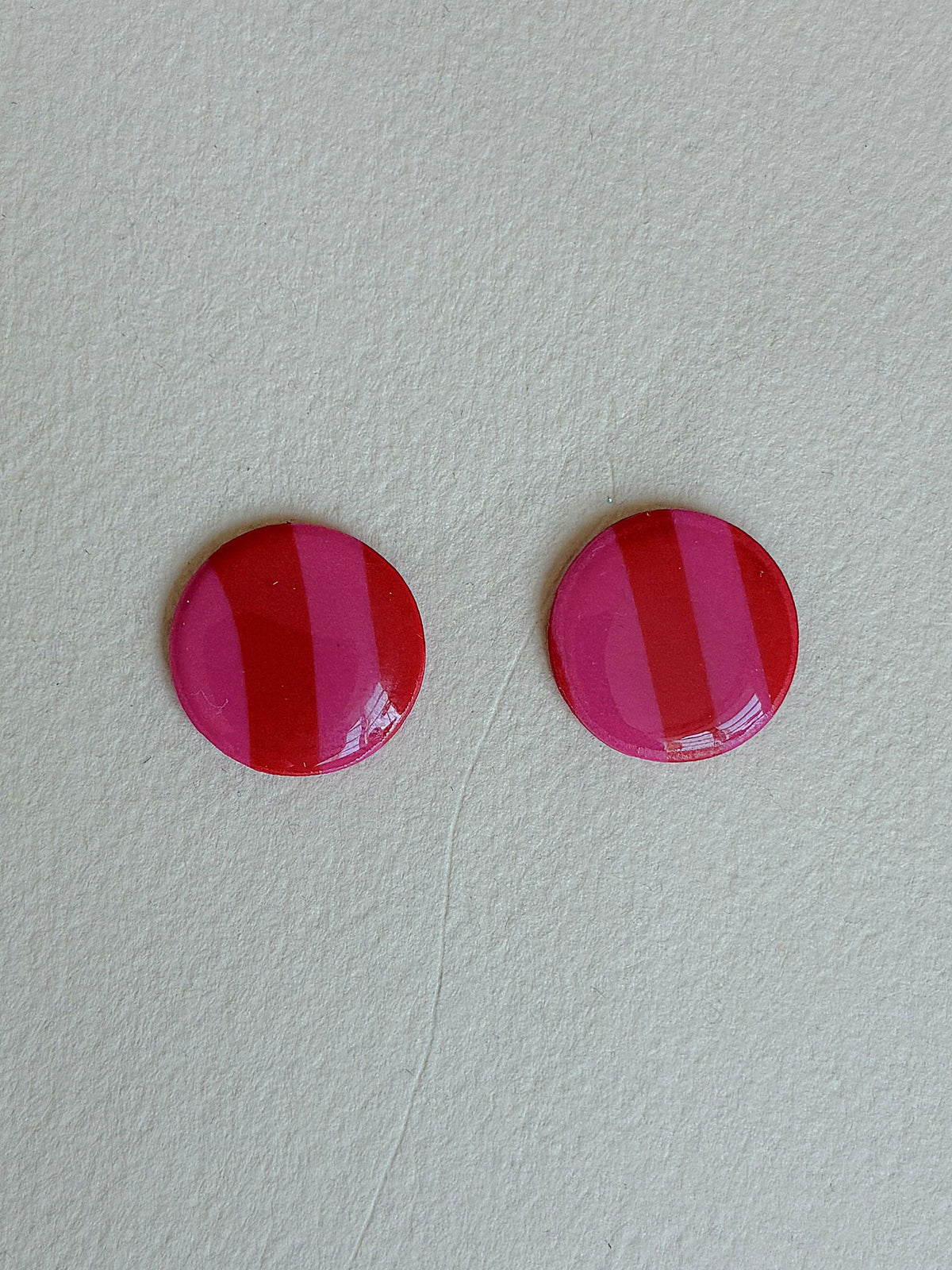 Oversize DOTS ørestikker i akryl, rød/pink striber, fra Winther Design
