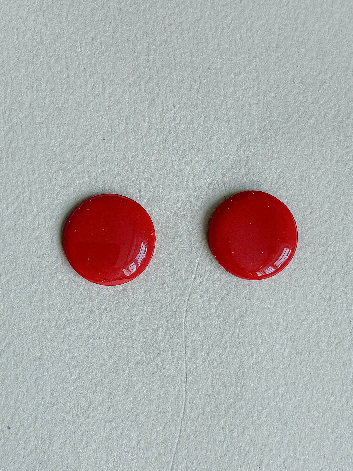 Oversize DOTS ørestikker i akryl, rød, fra Winther Design
