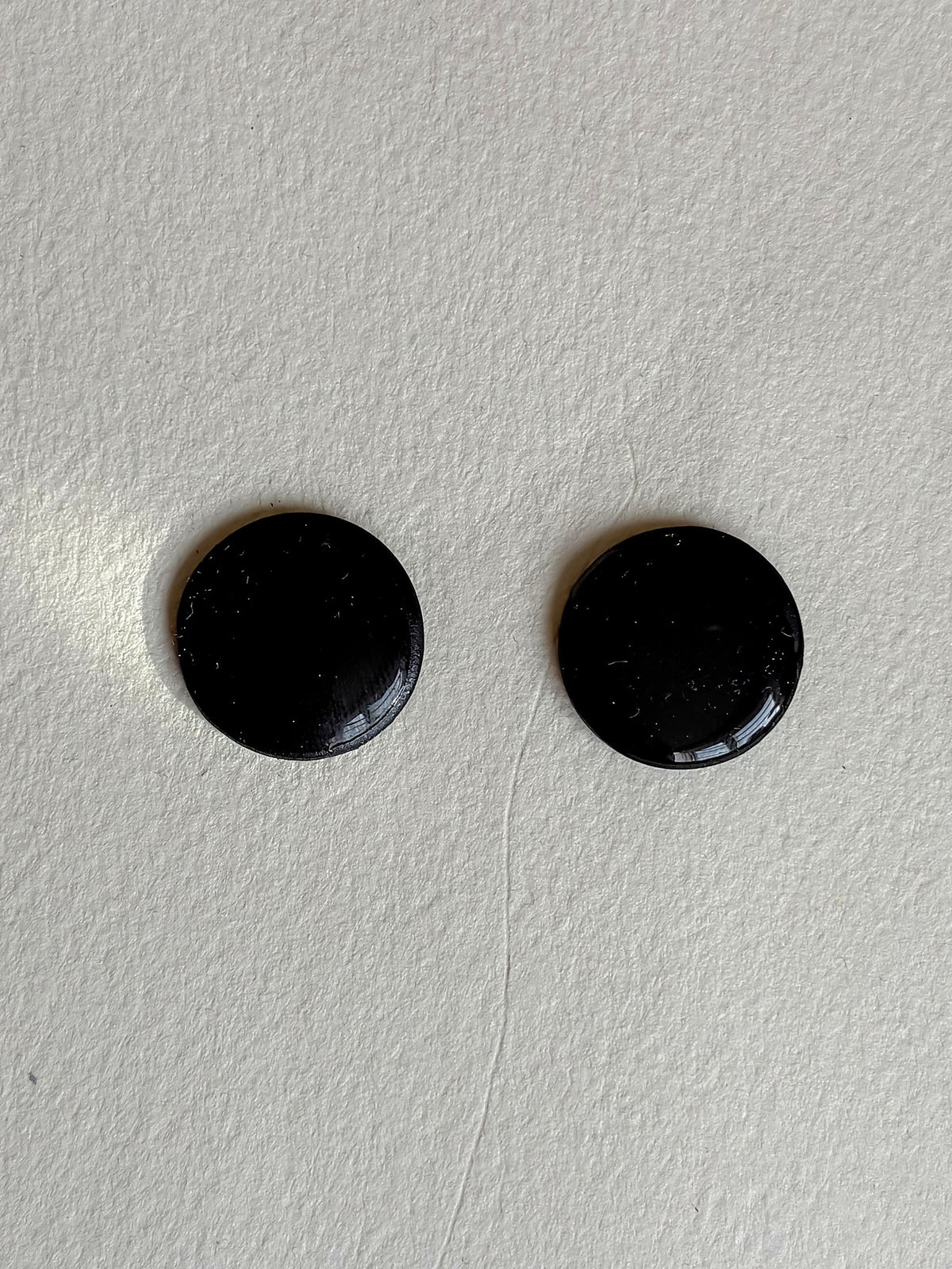 Oversize DOTS ørestikker i akryl, sort, fra Winther Design